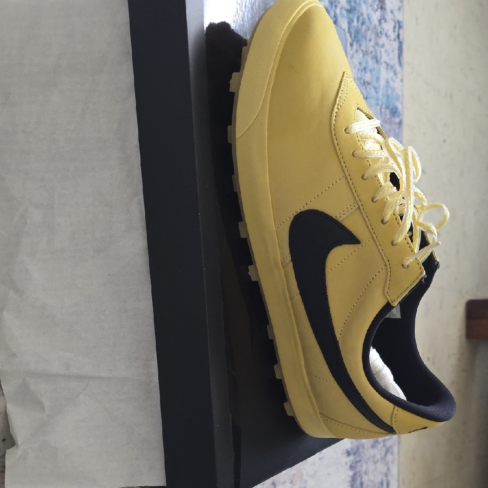 Nike Men's Yellow and Black Sneakers